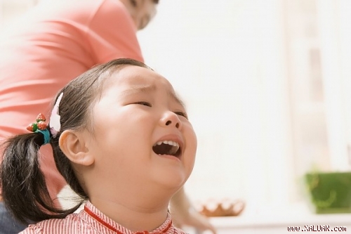 Cách ứng xử hay nhất khi con khóc vì vấp ngã