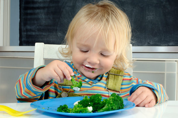 Những thực phẩm không nên cho trẻ ăn nhiều