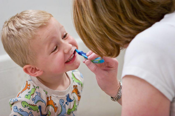 Chăm sóc răng miệng đúng cách cho trẻ