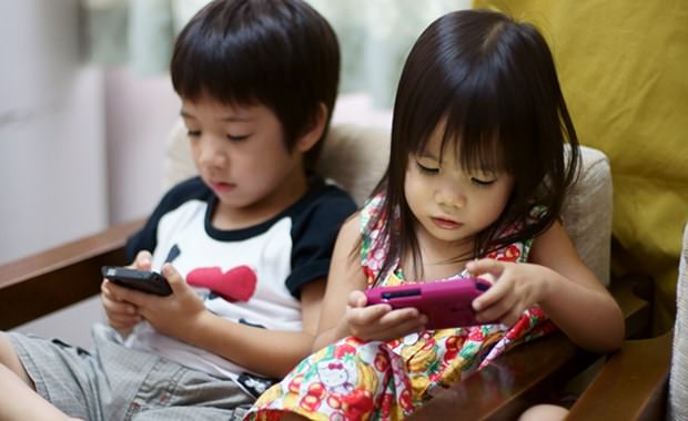 Điện thoại di động ảnh hưởng đến não trẻ em?