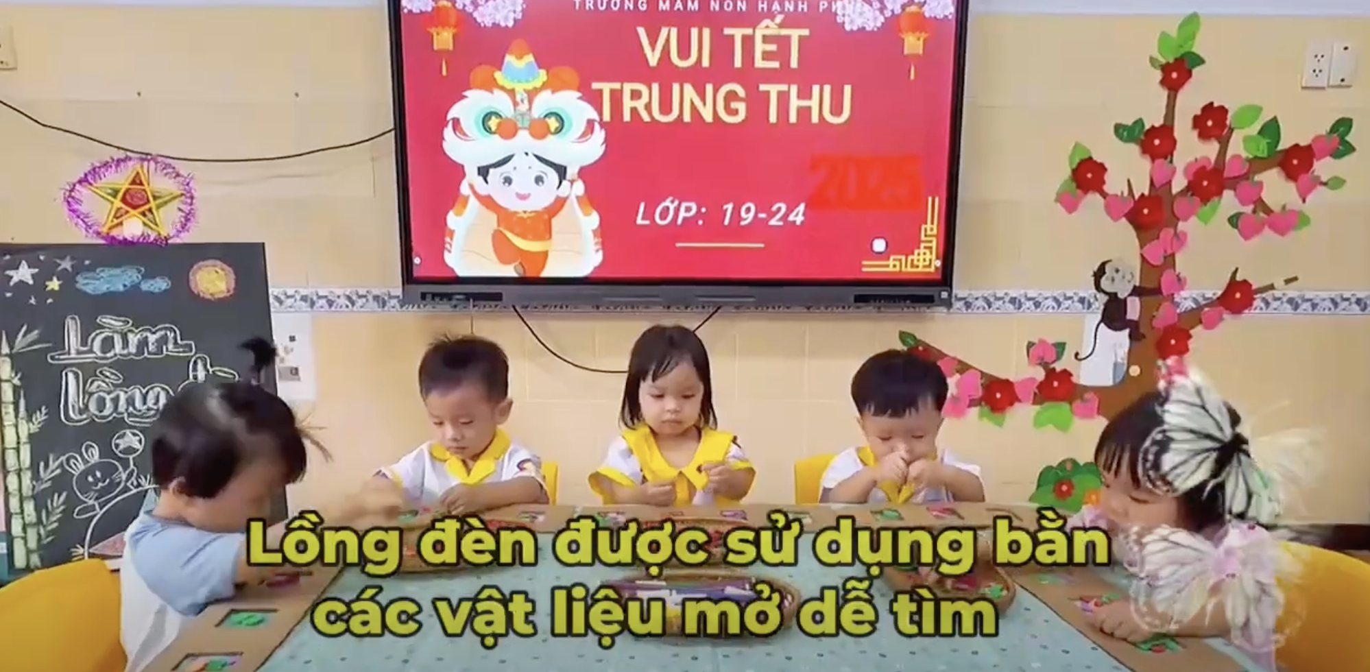 Trung Thu 2025 - Các bé Nhà Trẻ 19-24 tháng và những chiếc lồng đèn đầu tiên được làm bởi đôi tay nhỏ xinh của
