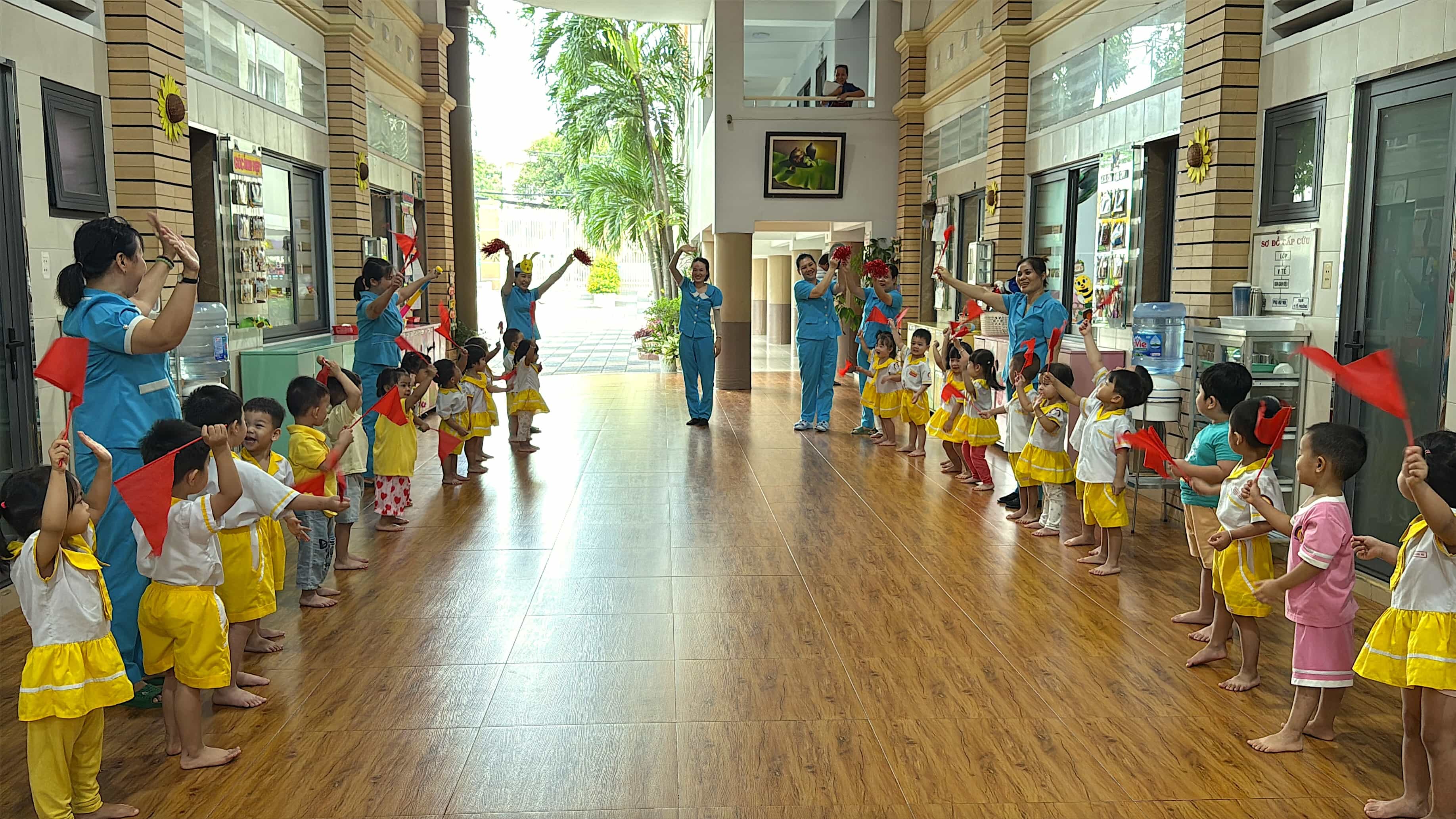 Những bước chân đầu tiên ở nhóm lớp mới của các bé Nhà trẻ