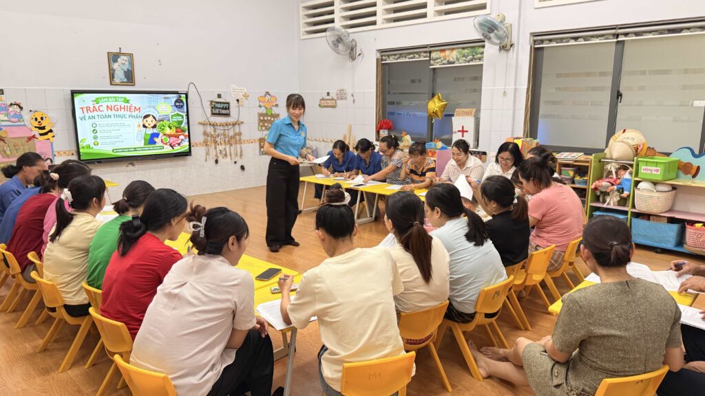 Đội ngũ Trường Mầm Non Hạnh Phúc tập huấn trắc nghiệm an toàn thực phẩm ngày 28 tháng 8 năm 2026.
