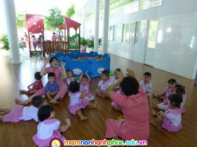 Bé học nói ở trường