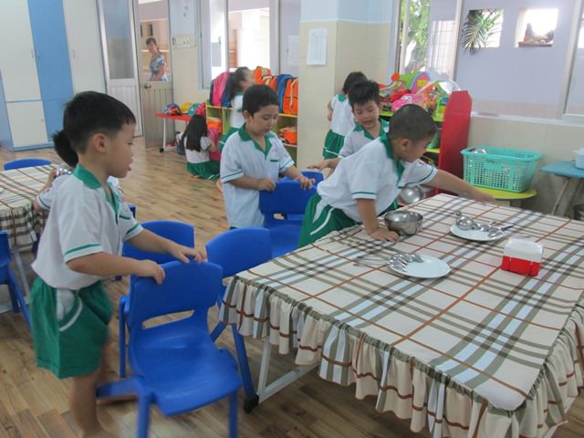 Các bé lớp Lá 5 tuổi đang chuẩn bị giờ ăn trưa ở trường mầm non Hạnh Phúc