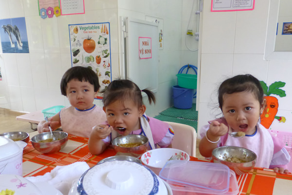 Bé ăn cơm ngon miệng