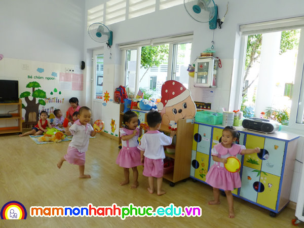 Bé ca hát nhảy múa ở trường