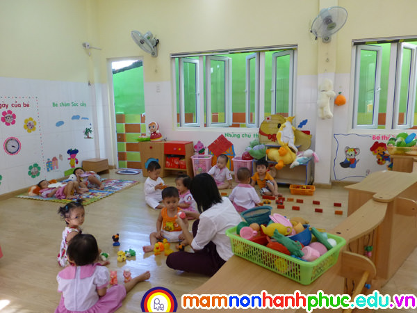 Các bé chơi xếp hình lắp ráp
