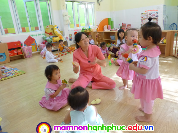 Cô dạy trẻ học nói